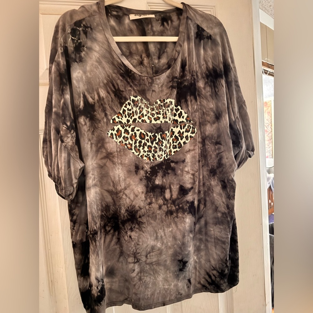 Tie-Dye Black & Gray Women's Top with Leopard Lip Graphic